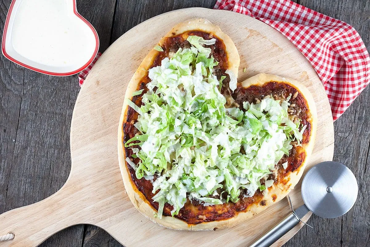 Pizza taco met kruidig gemengd gehakt, sla en knoflooksaus