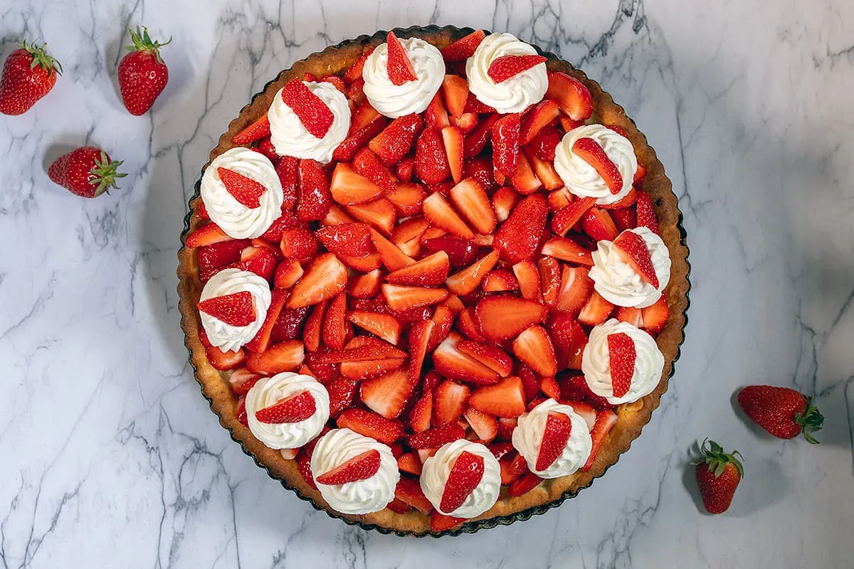 Aardbeienvlaai met slagroom - heerlijk met banketbakkersroom