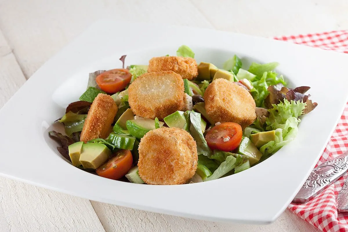 Salade met gebakken geitenkaas en een frisse dressing