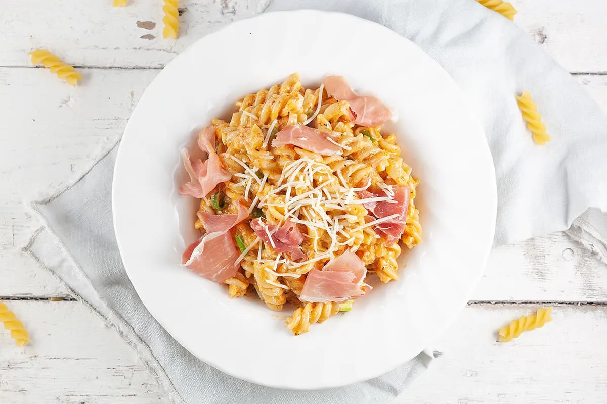 Rode pesto pasta met serrano ham