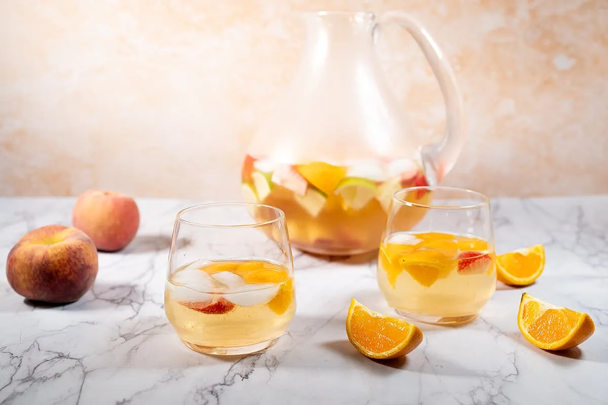 Witte sangria - een frisse sangria met witte wijn