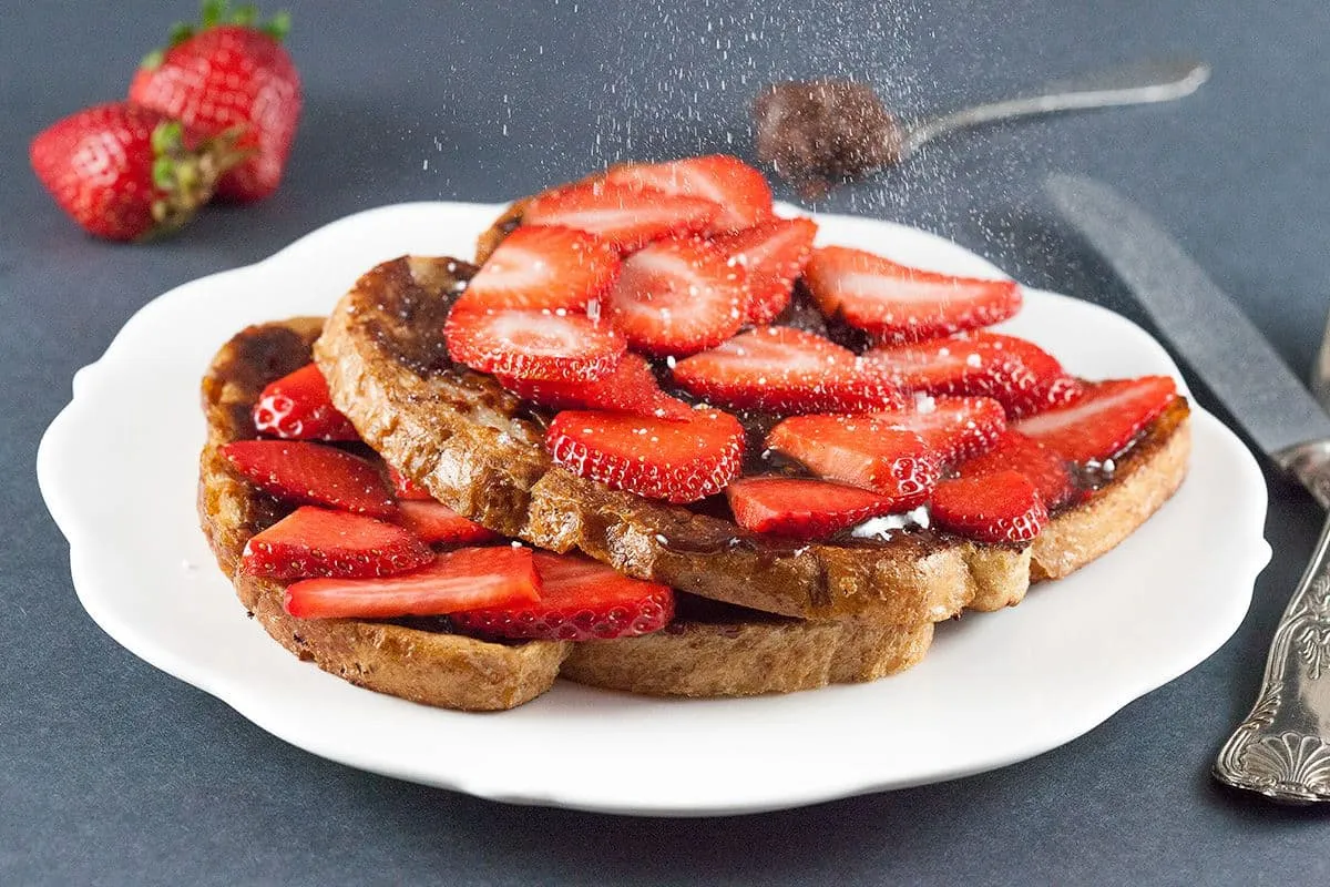 Wentelteefjes met zelfgemaakte nutella en aardbeien