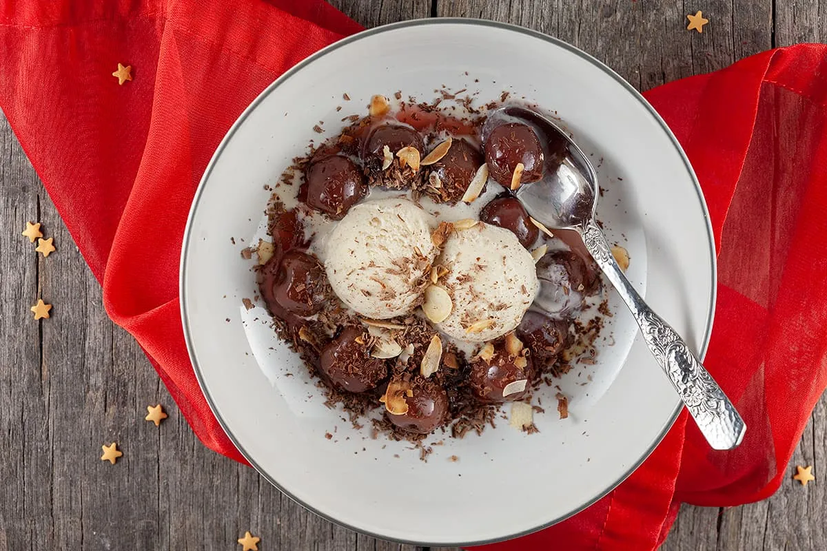 Vanille ijs met warme kersen