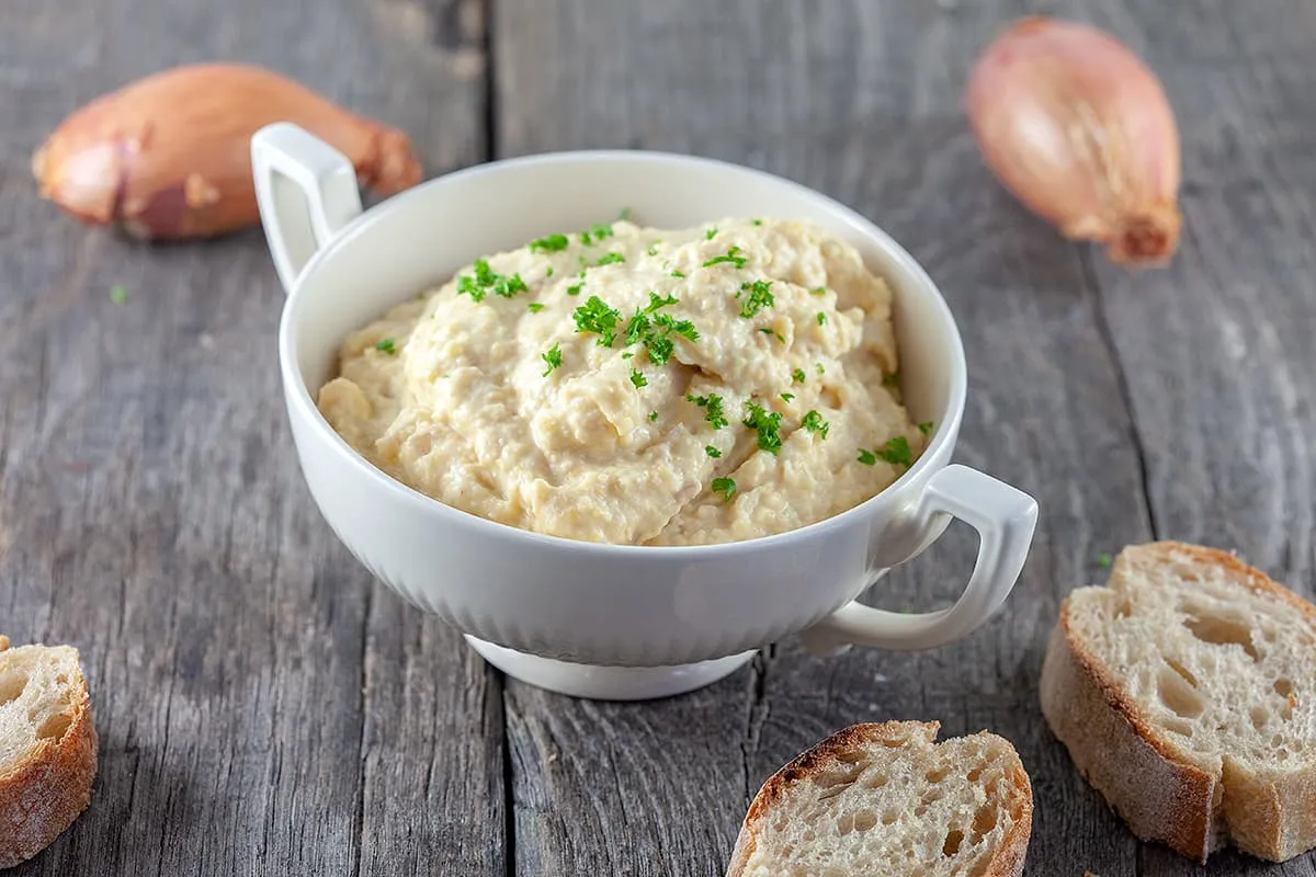 Hummus met gekarameliseerde sjalot