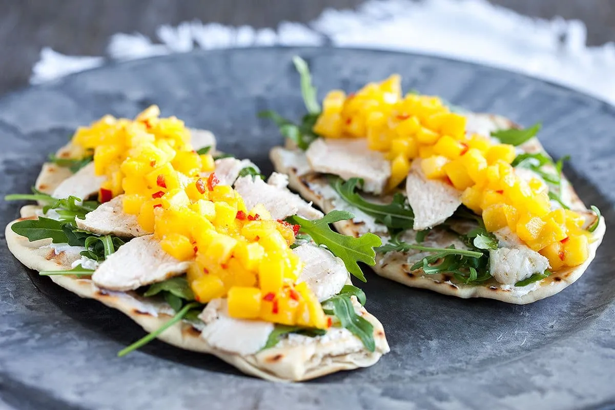 Kip met geitenkaas en mangochutney