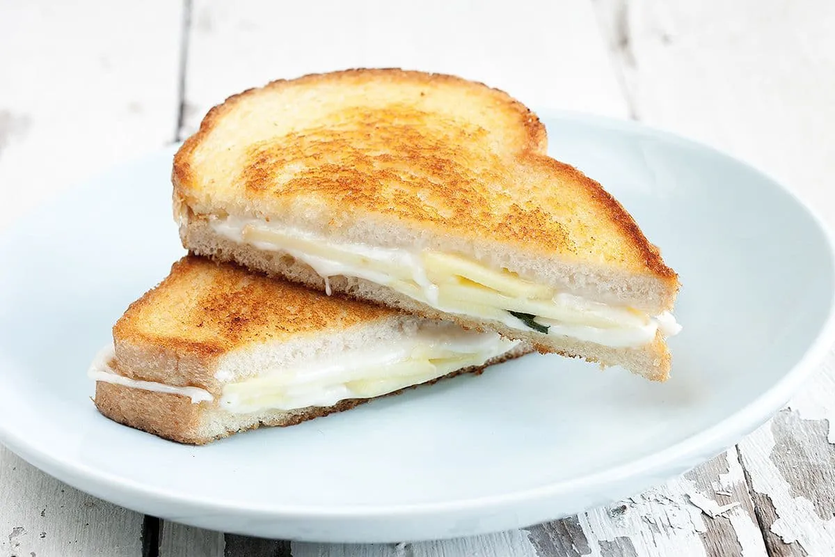Tosti met geitenkaas, appel en salie