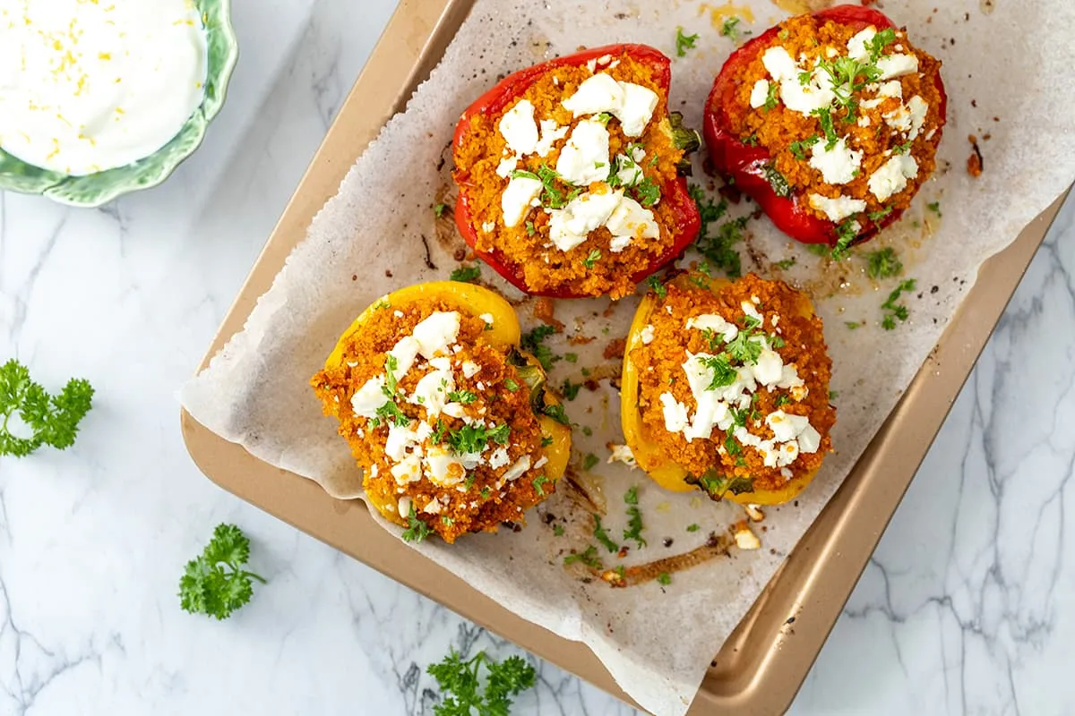Gevulde paprika met bulgur en feta - vegetarische maaltijd
