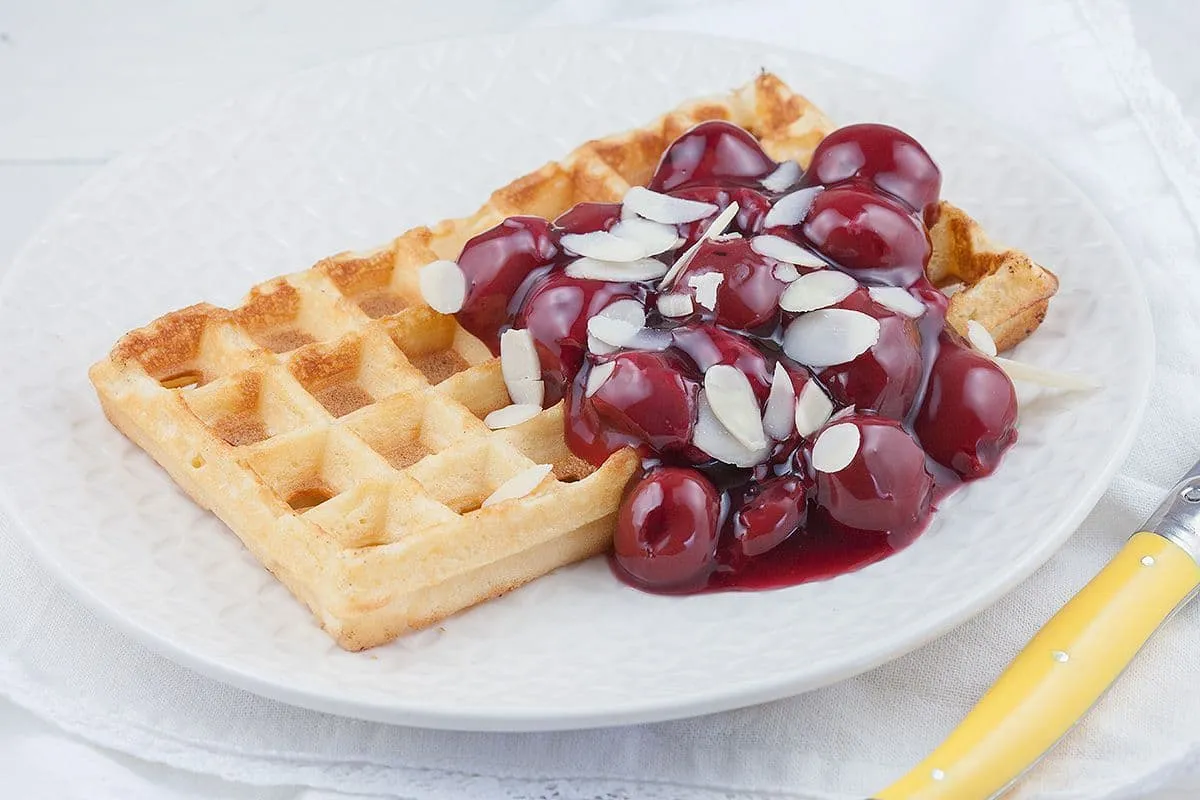 Wafels met warme kersen