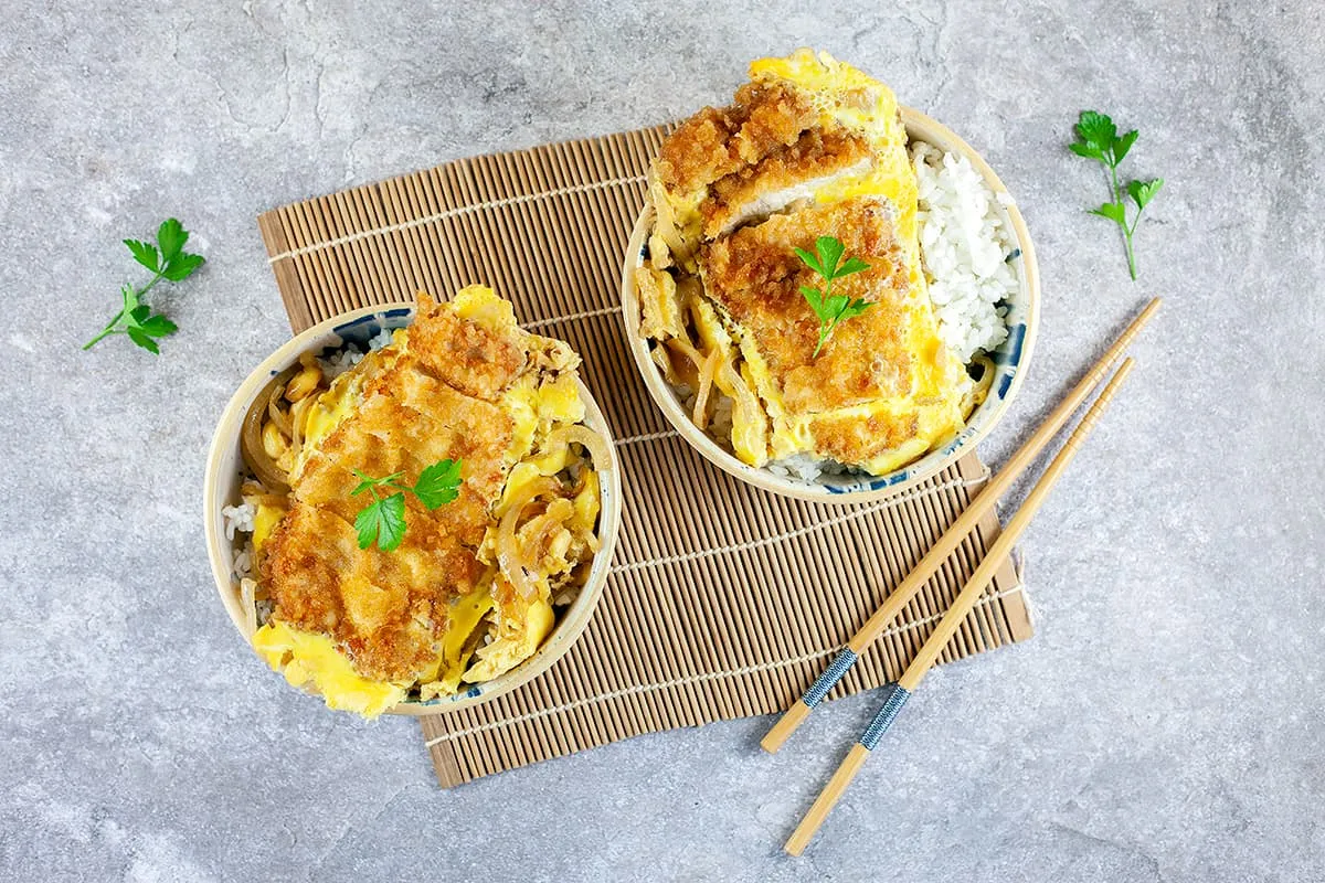 Katsudon is een krokante Japanse schnitzel