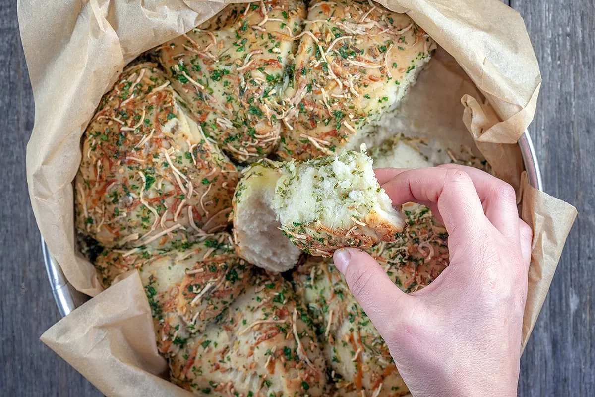 Knoflookbrood met kruiden