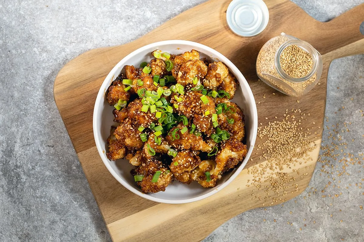 Gefrituurde sticky bloemkool - in een smaakvolle saus