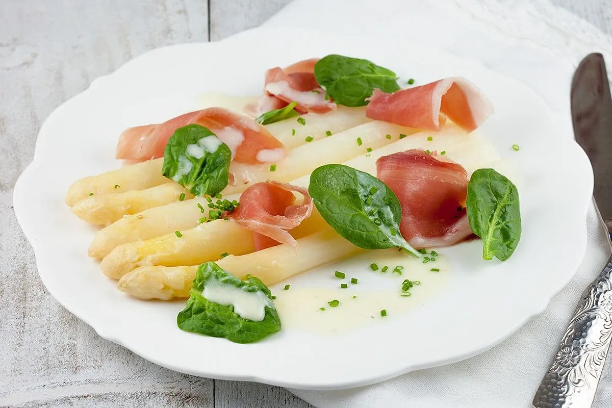 Witte asperges met Serrano ham en een frisse dressing