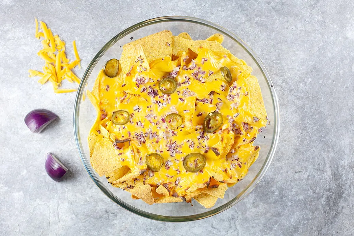 Nacho's met kaassaus uit de oven