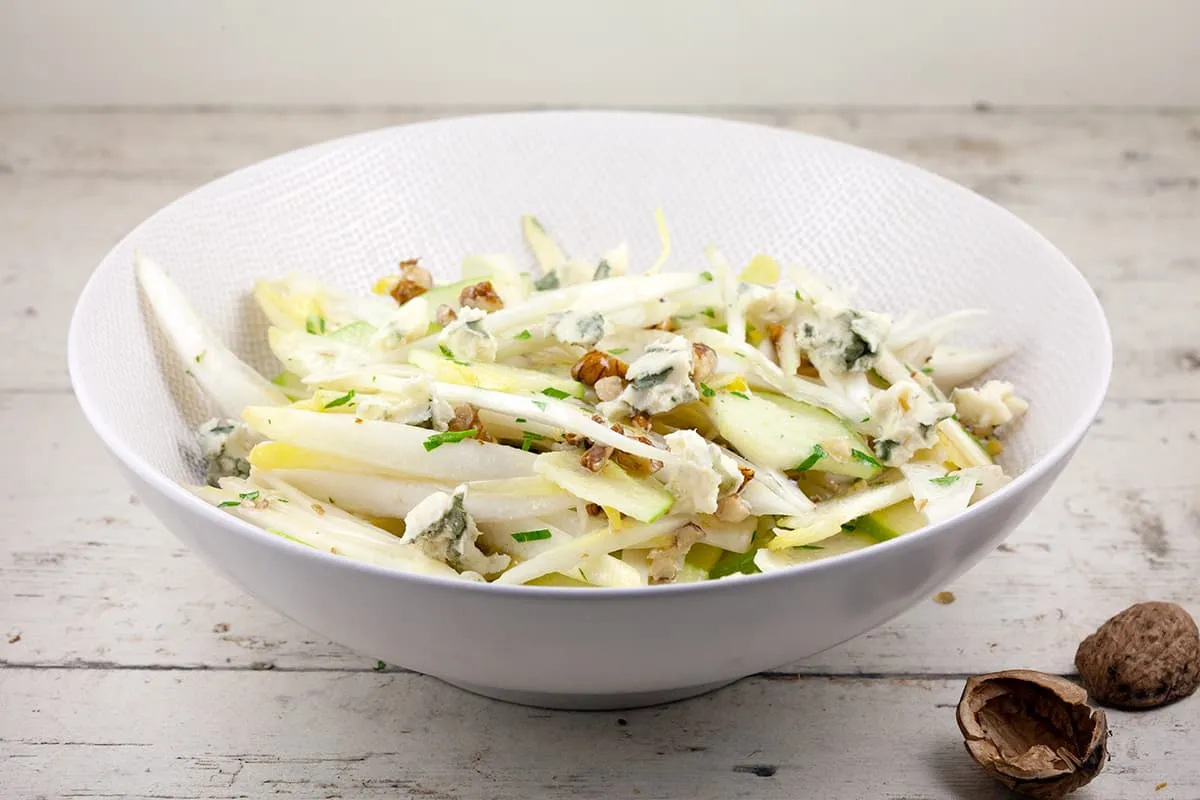 Witlofsalade met walnoot en blauwe kaas