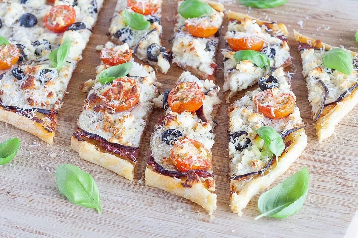 Plaattaart met aubergine en basilicum