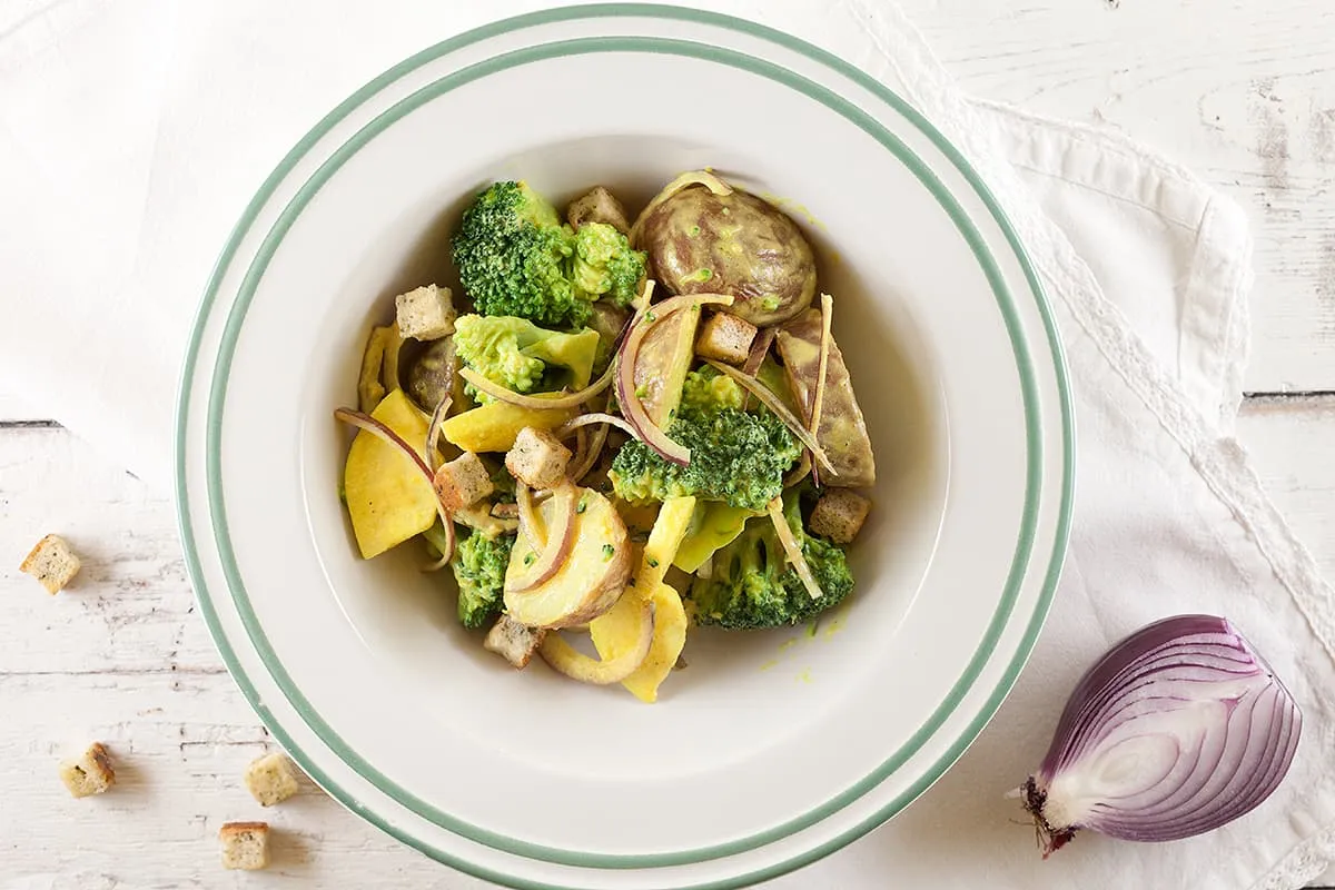 Rode aardappelsalade met broccoli en kerrie