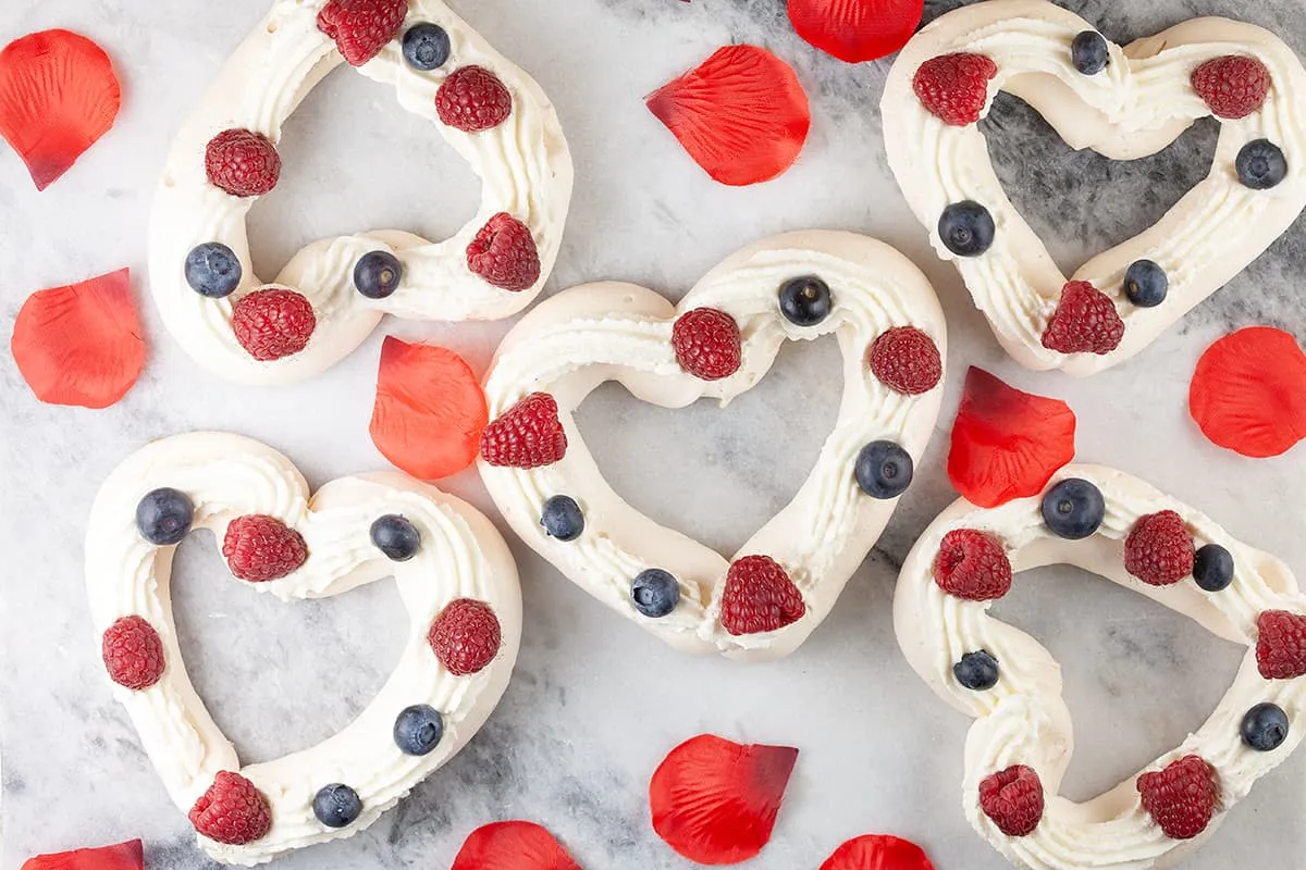 Valentijn pavlova met rood fruit