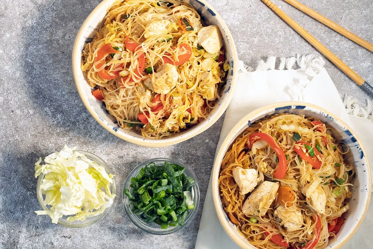 Chinese gebakken mihoen met groenten en kip