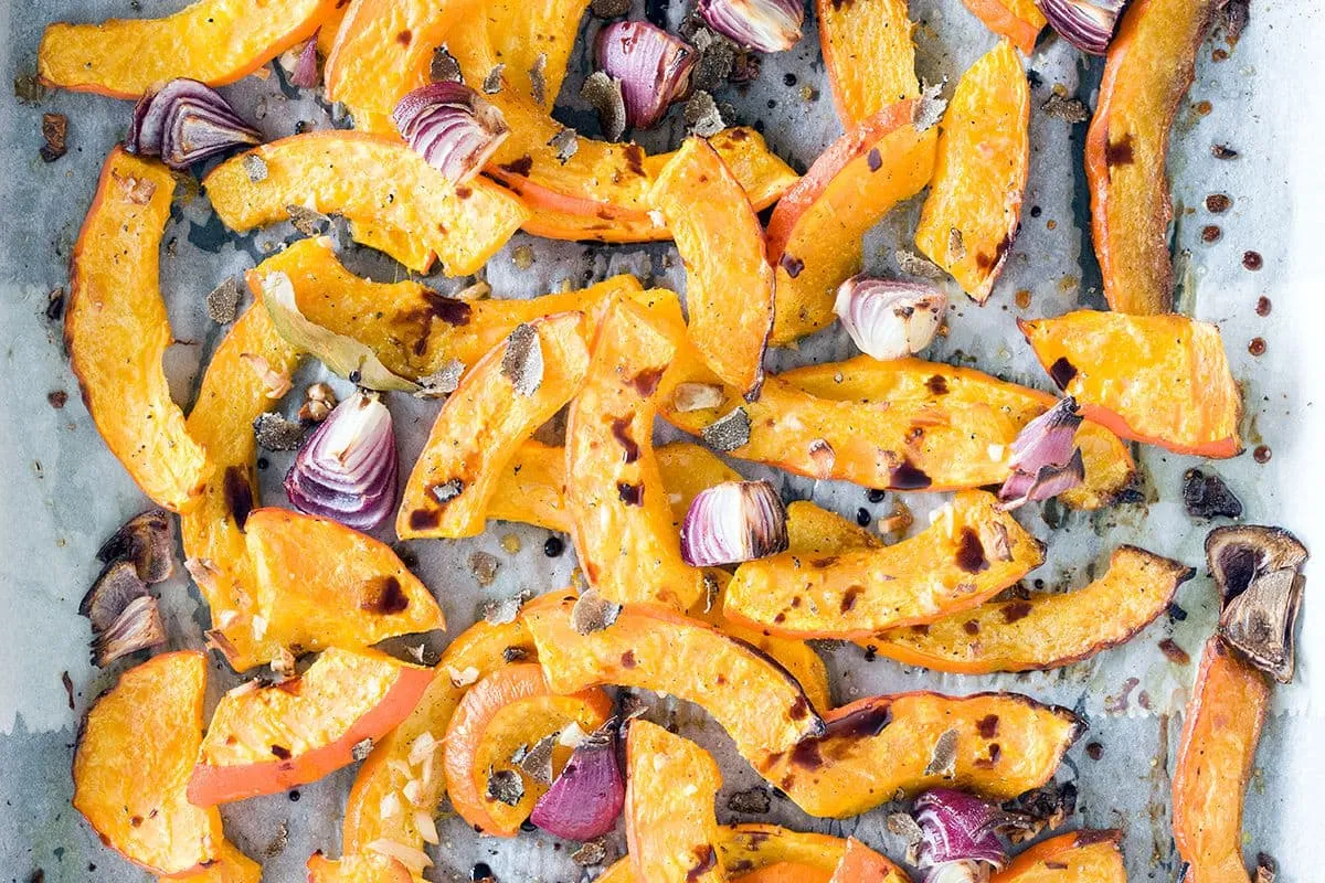 Geroosterde pompoen met rode ui en truffel