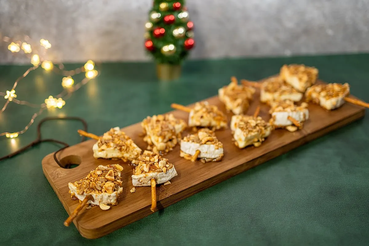 Camembert kerstboompjes met nootjes