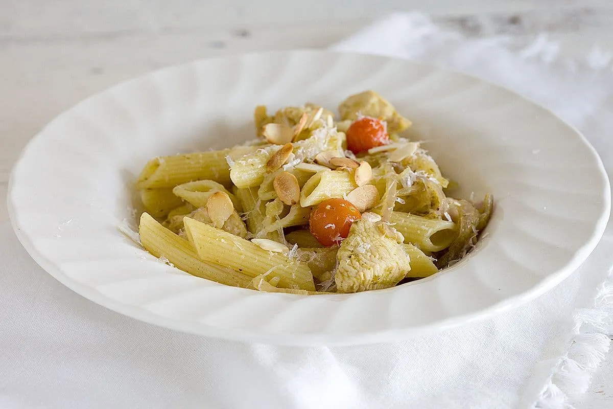 Pasta met kip, pesto en amandelen