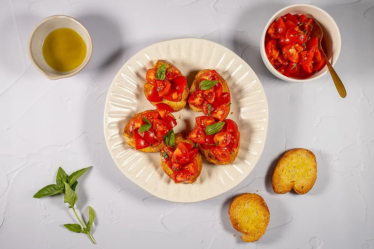 Bruschetta tomaat en basilicum