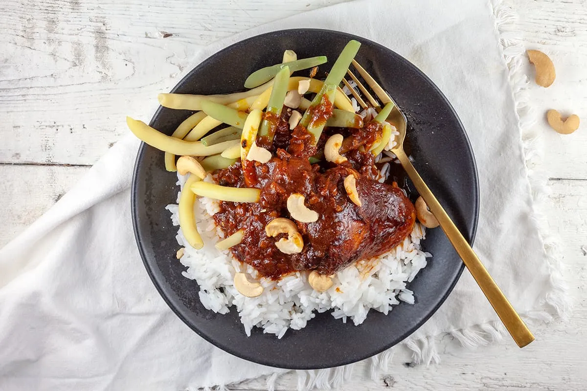 Kippendijen met tomatensaus uit de slowcooker