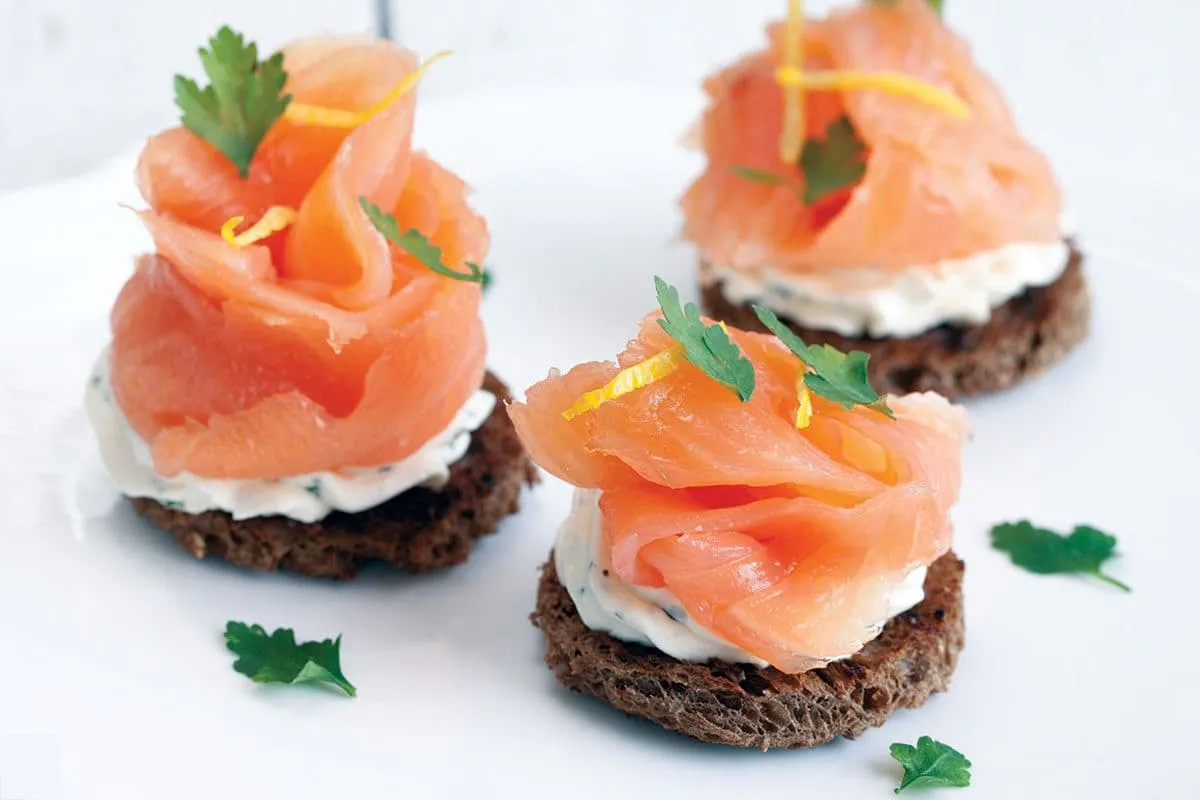 Toastjes met gerookte zalm en kruidenkaas