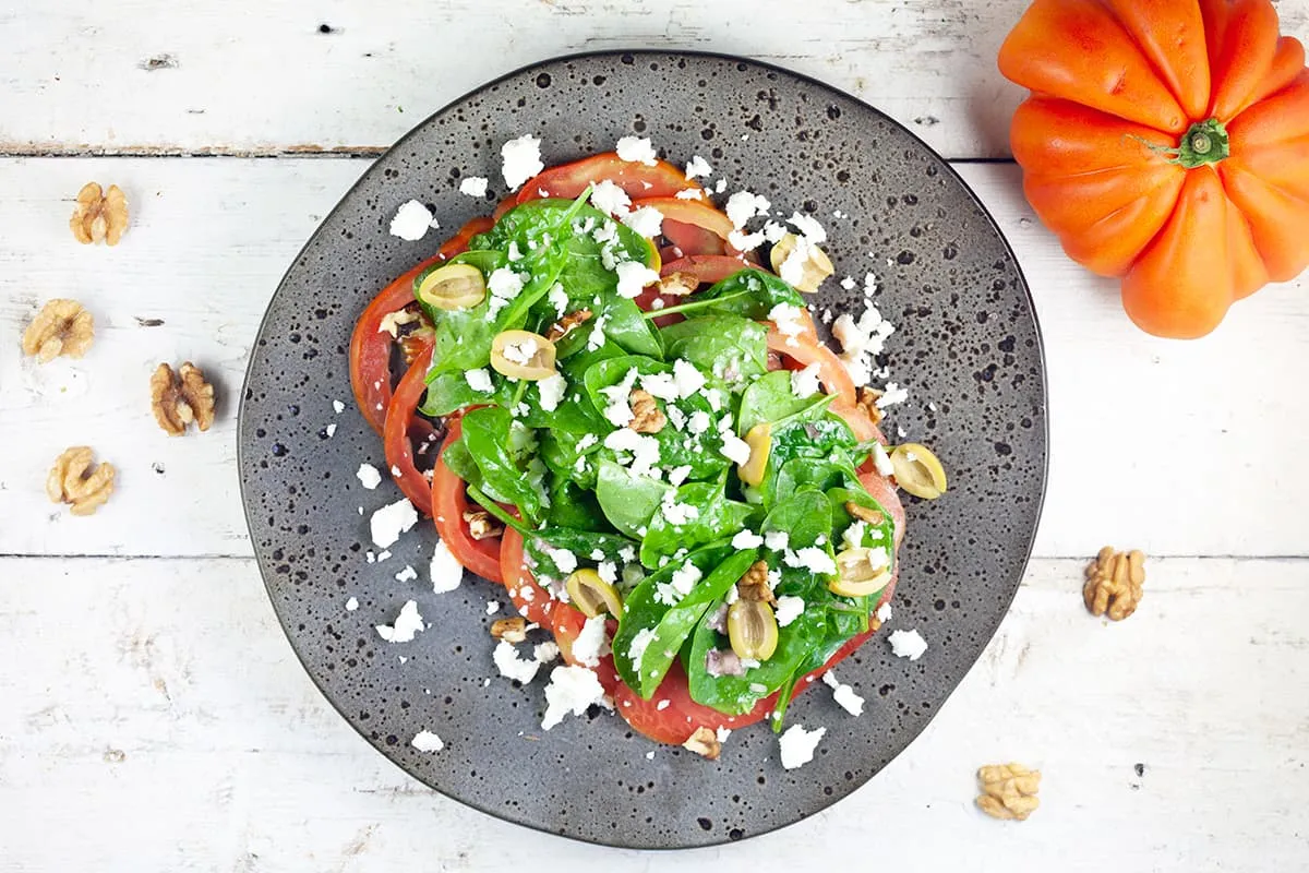 Spinaziesalade met tomaat (en verkruimelde feta)