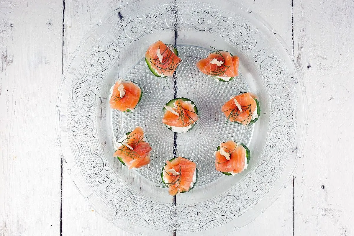 Mini komkommerhapjes met gerookte zalm
