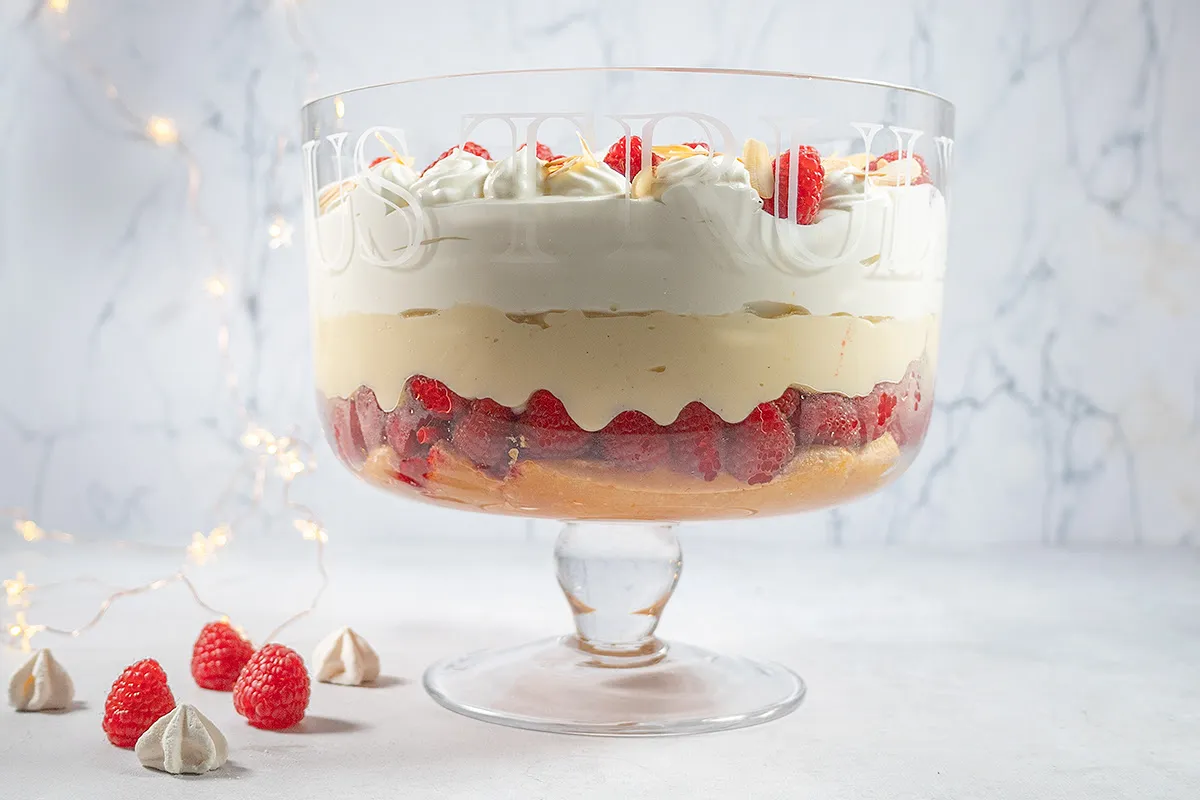 Engelse trifle met custard en frambozen