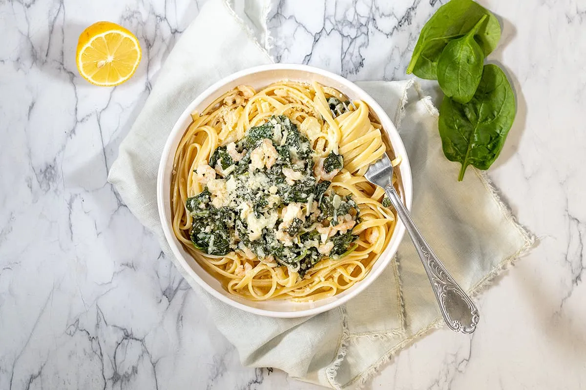 Romige pasta met spinazie en garnalen - super makkelijk doordeweeks recept
