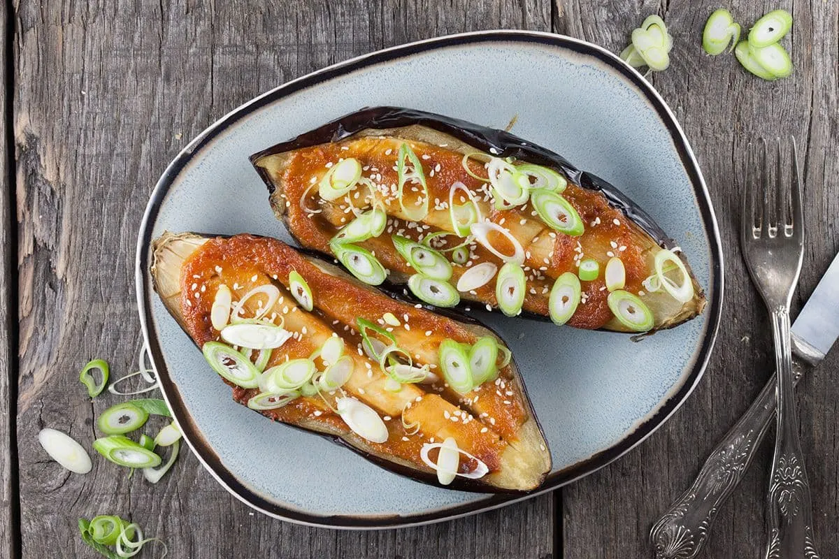 Geglazuurde aubergine met miso