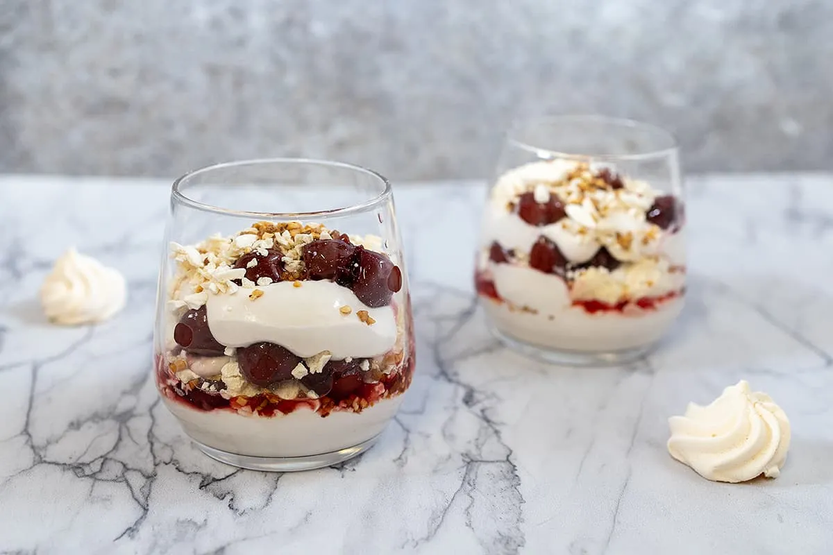 Eton mess met kersen - met slagroom en meringues