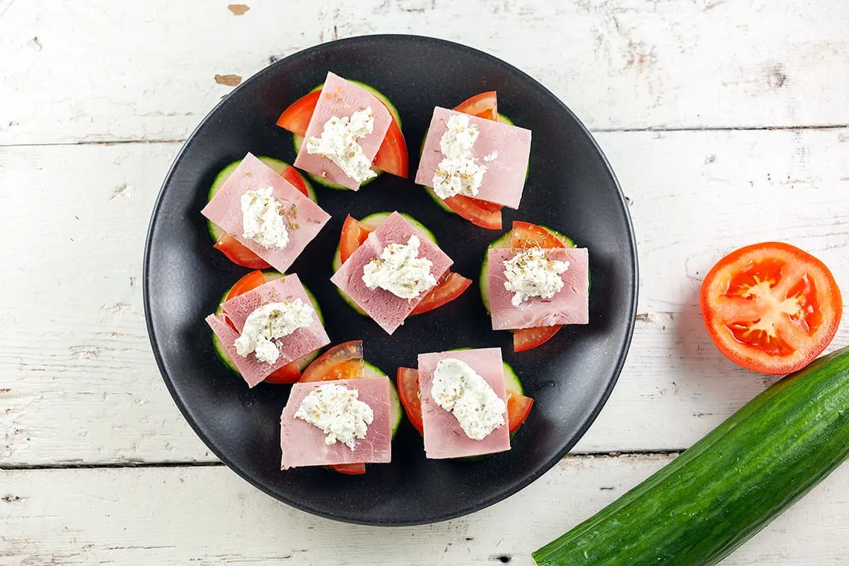 Komkommerhapjes met kruidenkaas en ham