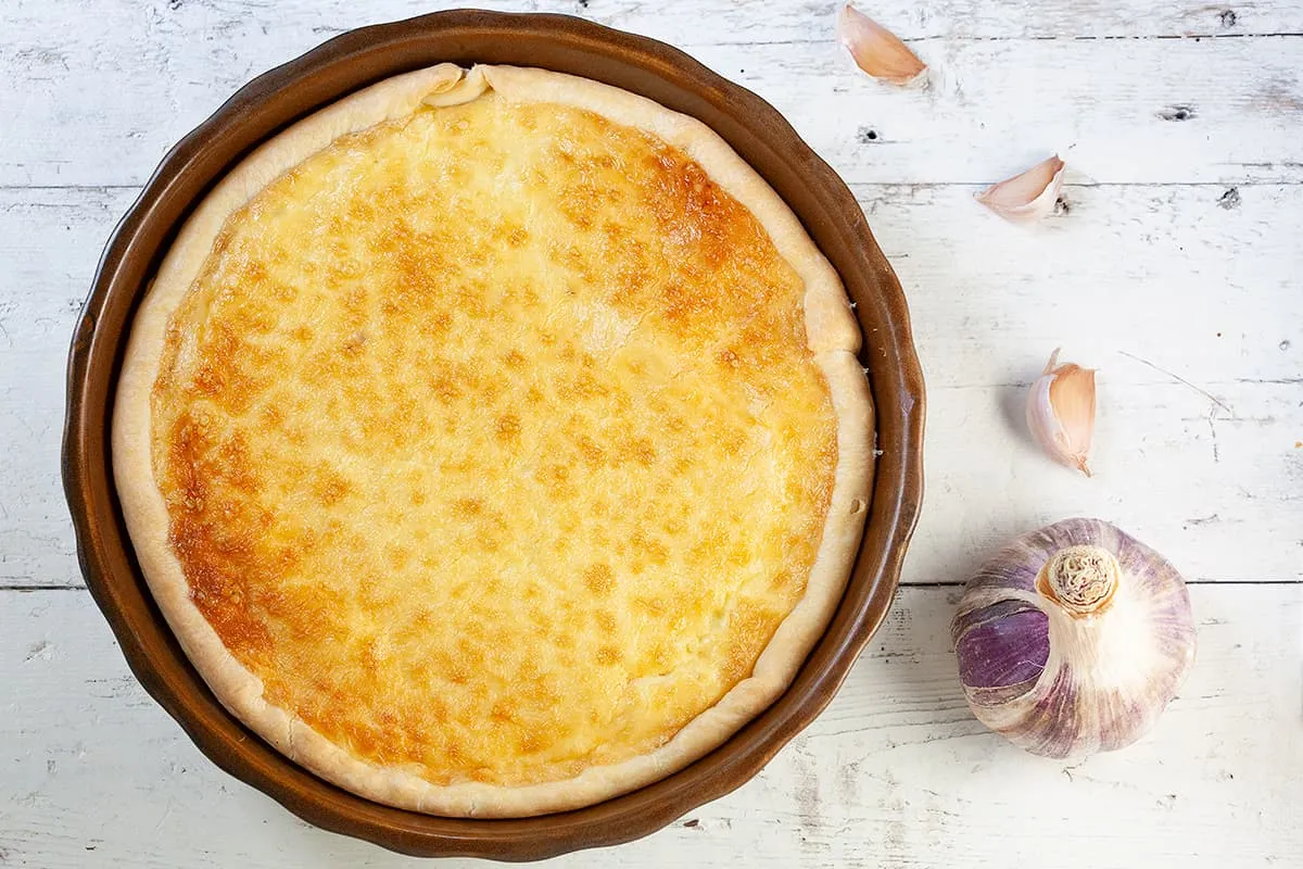 Hartige taart met knoflook en pijnboompitten