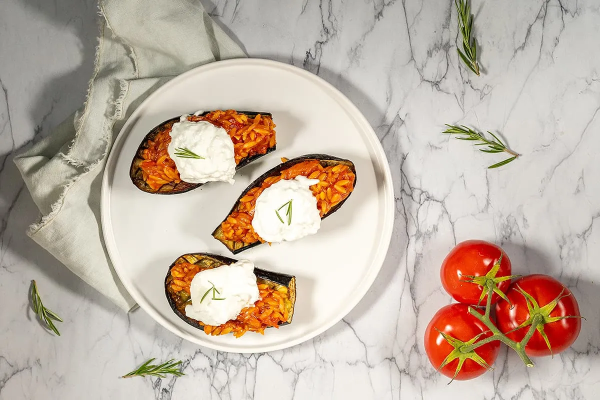 Gevulde aubergine met orzo - en romige burrata