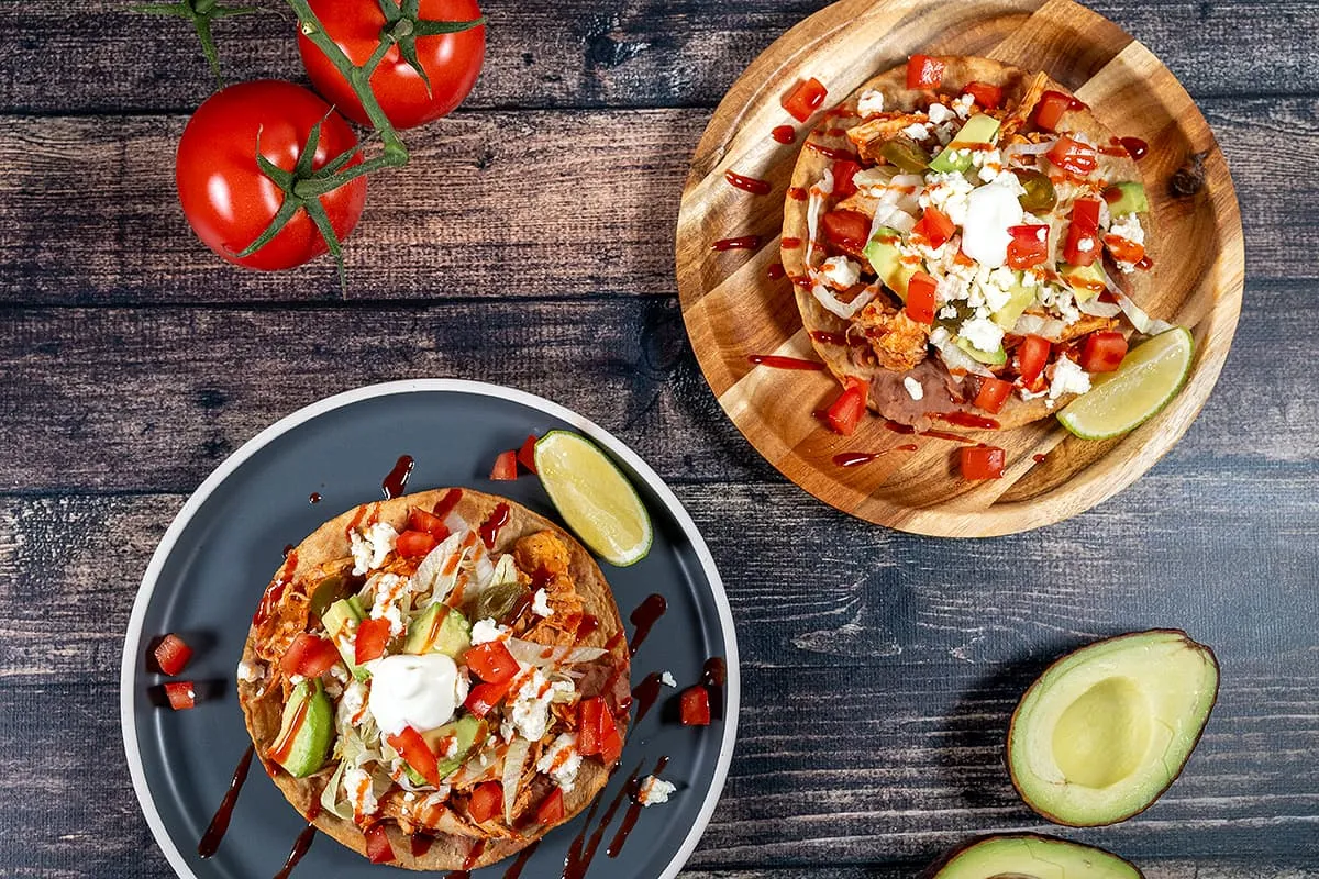 Tostada met kip en bonen - gefrituurde Mexicaanse tortilla's