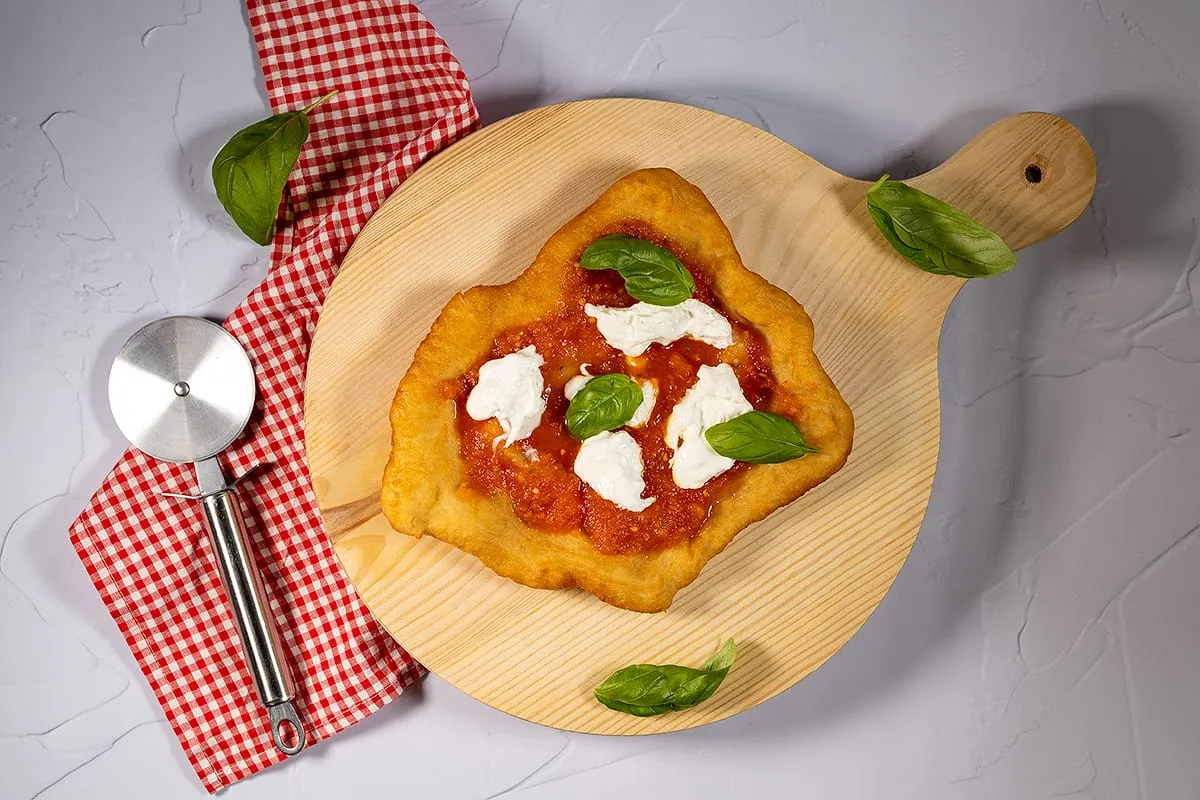 Pizza fritta - gefrituurde luchtige Italiaanse pizza
