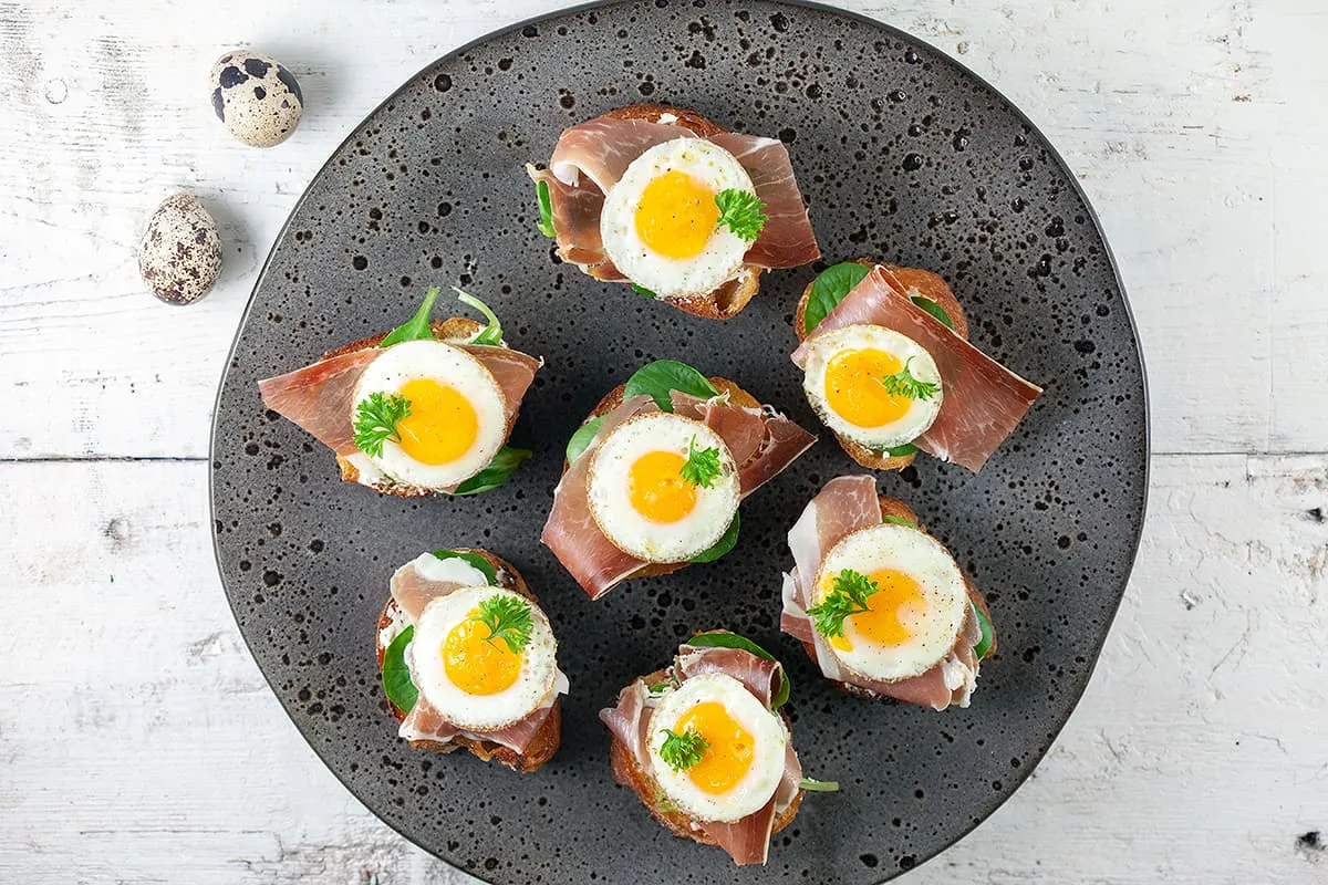 Bruschetta met ham en kwarteleitjes