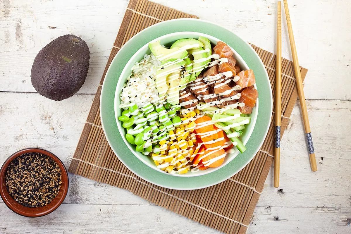 Poké bowl met zalm en avocado