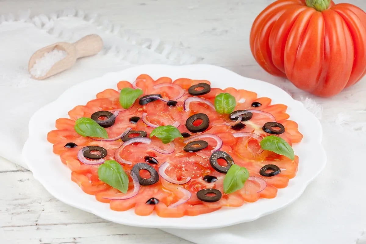 Coeur de boeuf tomaten carpaccio met zwarte olijven
