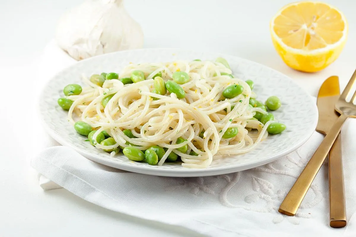 Spaghetti met edamame en knoflook