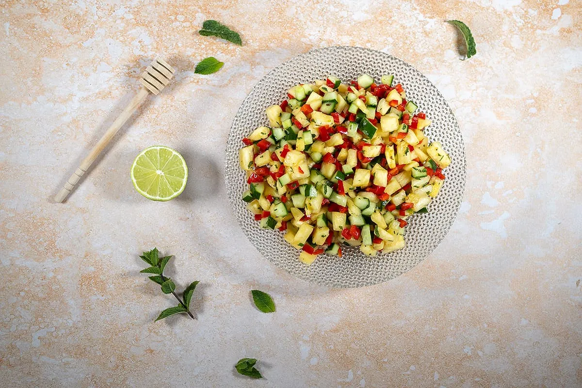Komkommer-ananas salade - een frisse licht pittige salade
