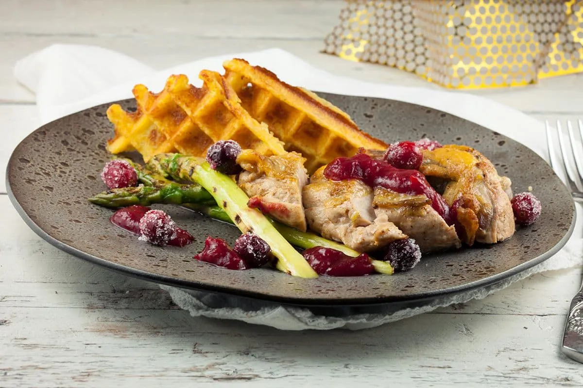 Parelhoen met cranberry's en aardappelwafels