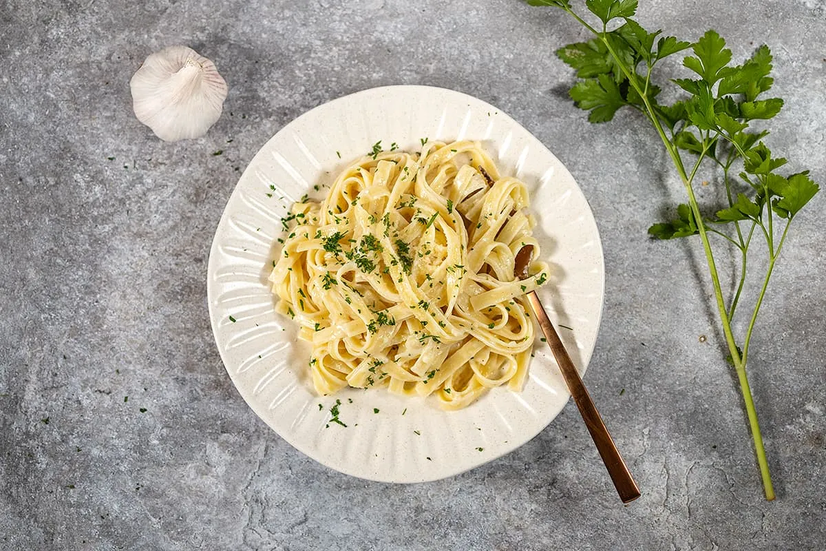 Pasta met knoflookroomsaus - makkelijke doordeweekse maaltijd