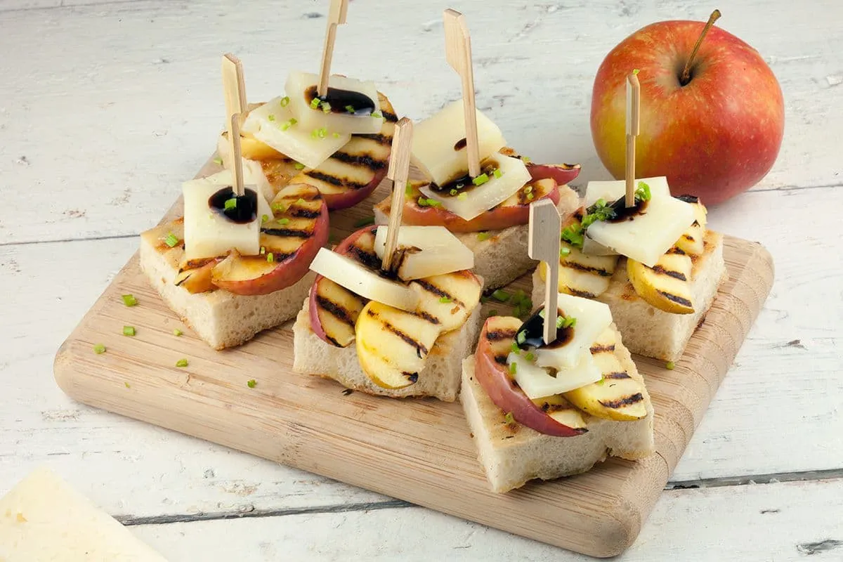 Appel en manchego crostini