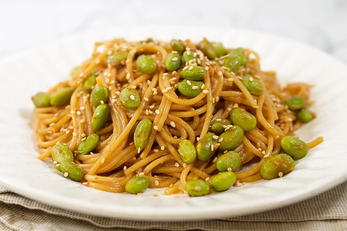 Snelle miso spaghetti met edamame boontjes - makkelijke pasta