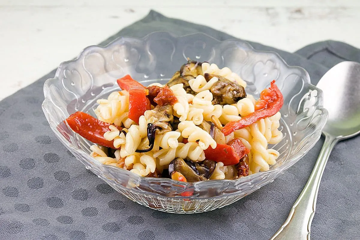 Pastasalade met geroosterde groenten