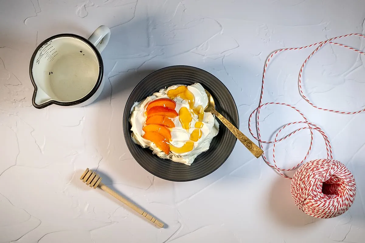 Zelf hangop maken (uitgelekte yoghurt)
